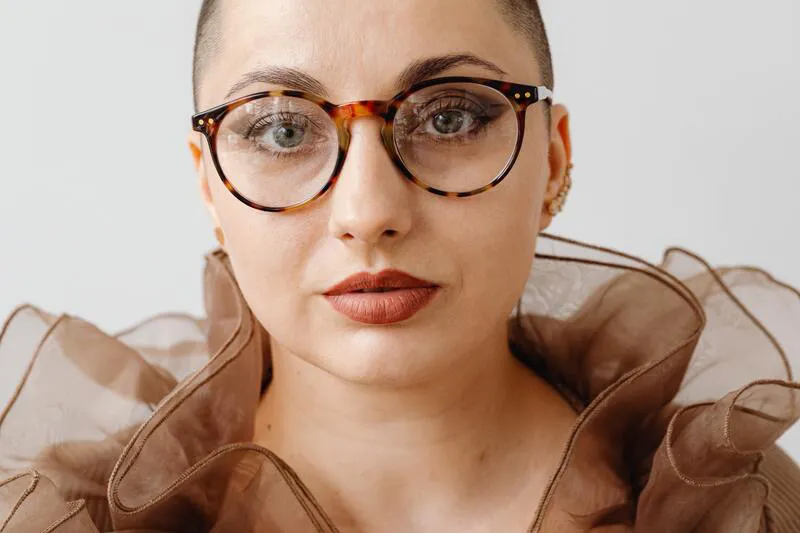 Kobieta i mężczyzna w szylkretowych okularach o różnych kształtach (kocie oczy, okrągłe, prostokątne)