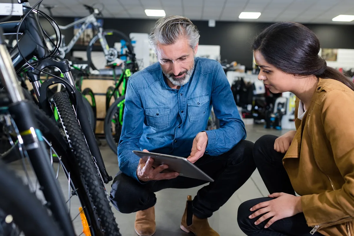 Osoba wybierająca rower w sklepie