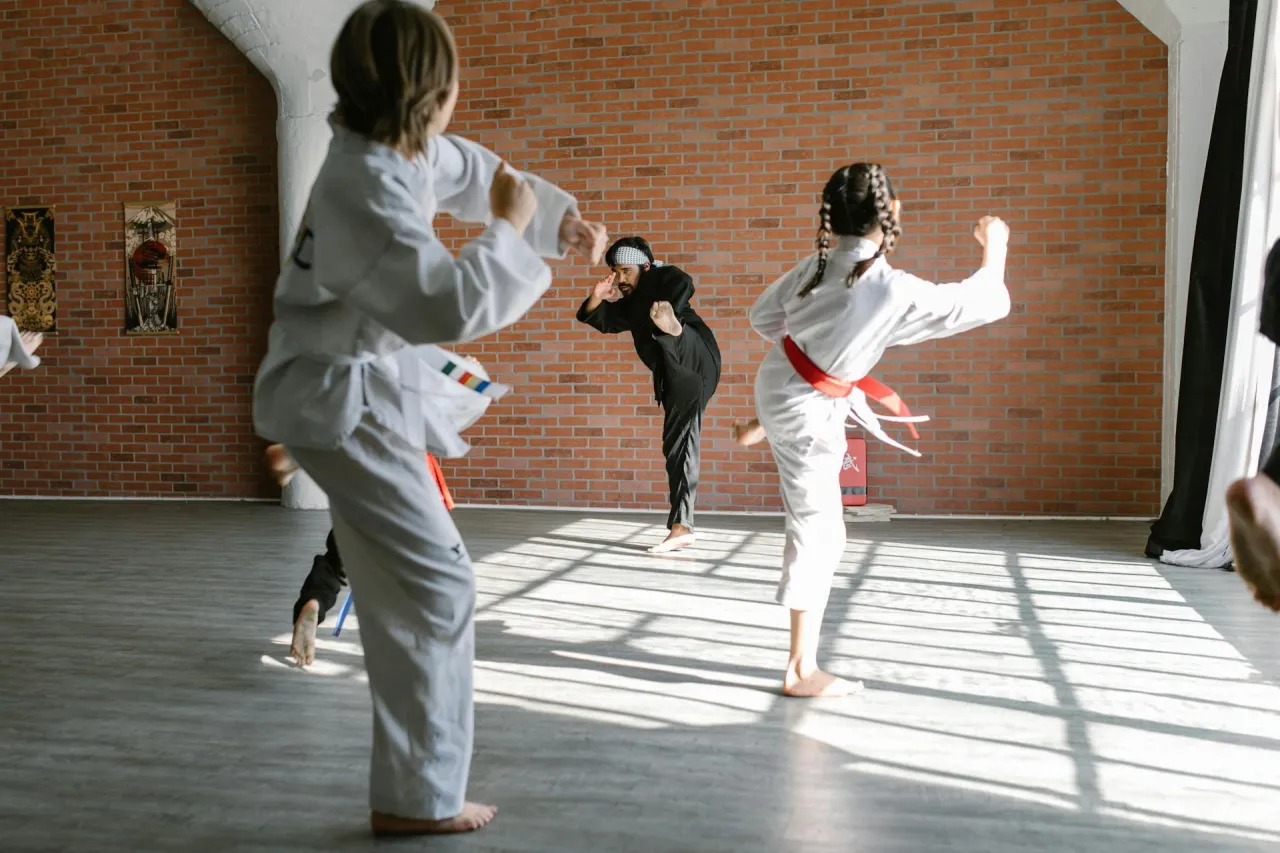 dzieci trenujące judo lub karate