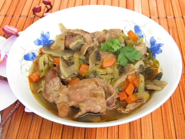 gulasz z żołądk&oacute;w drobiowych z kaszą i og&oacute;rkiem kiszonym