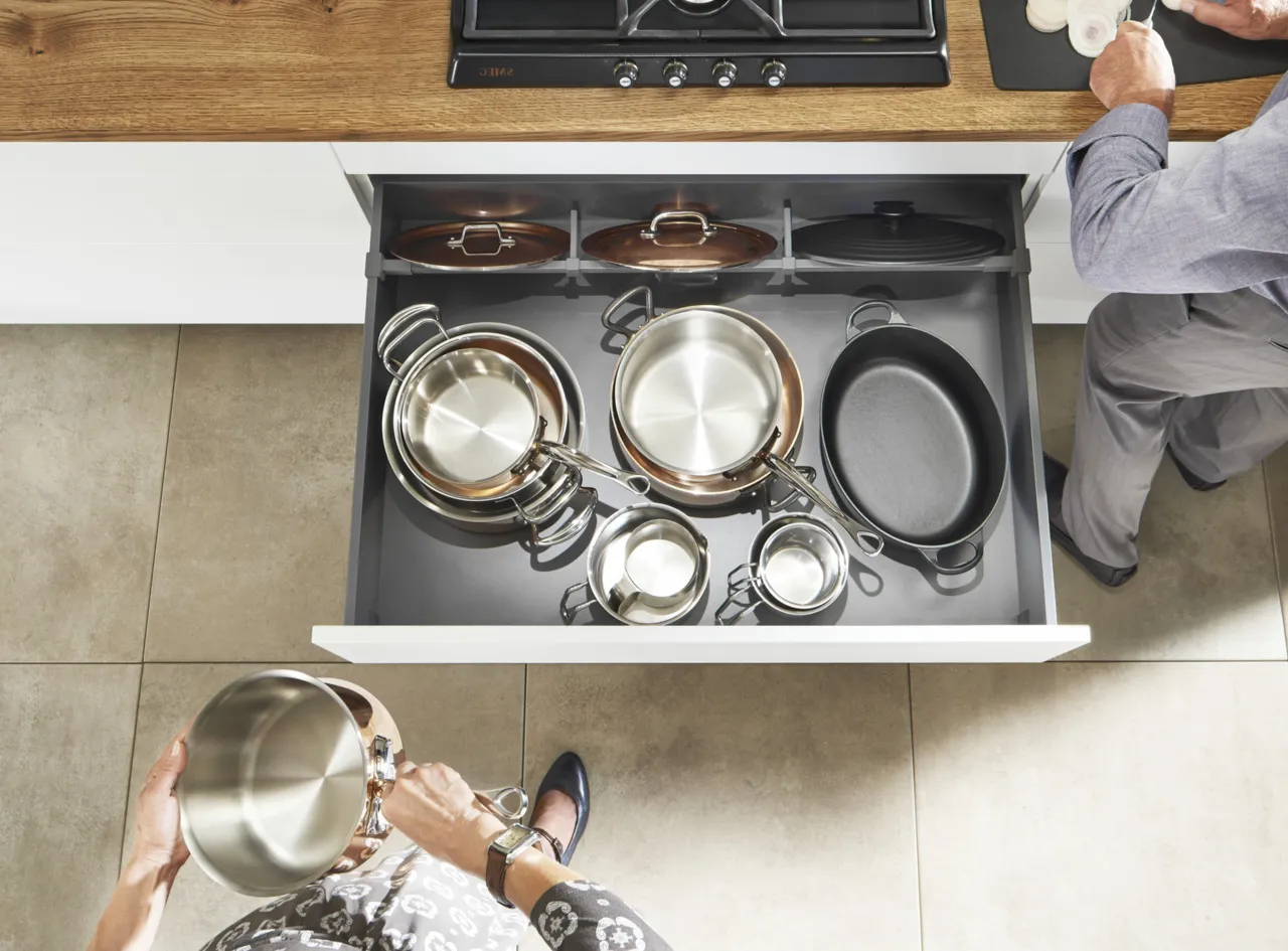 Uporządkowana szuflada kuchenna z organizerami