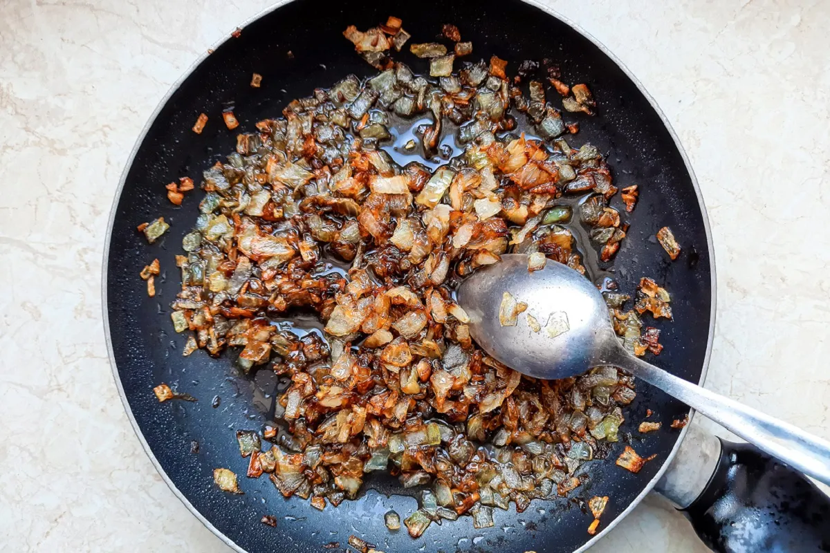 Podsmażanie cebuli i czosnku na patelni