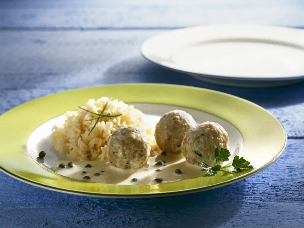 Königsberger Klopse in Kapernsauce auf einem Teller serviert