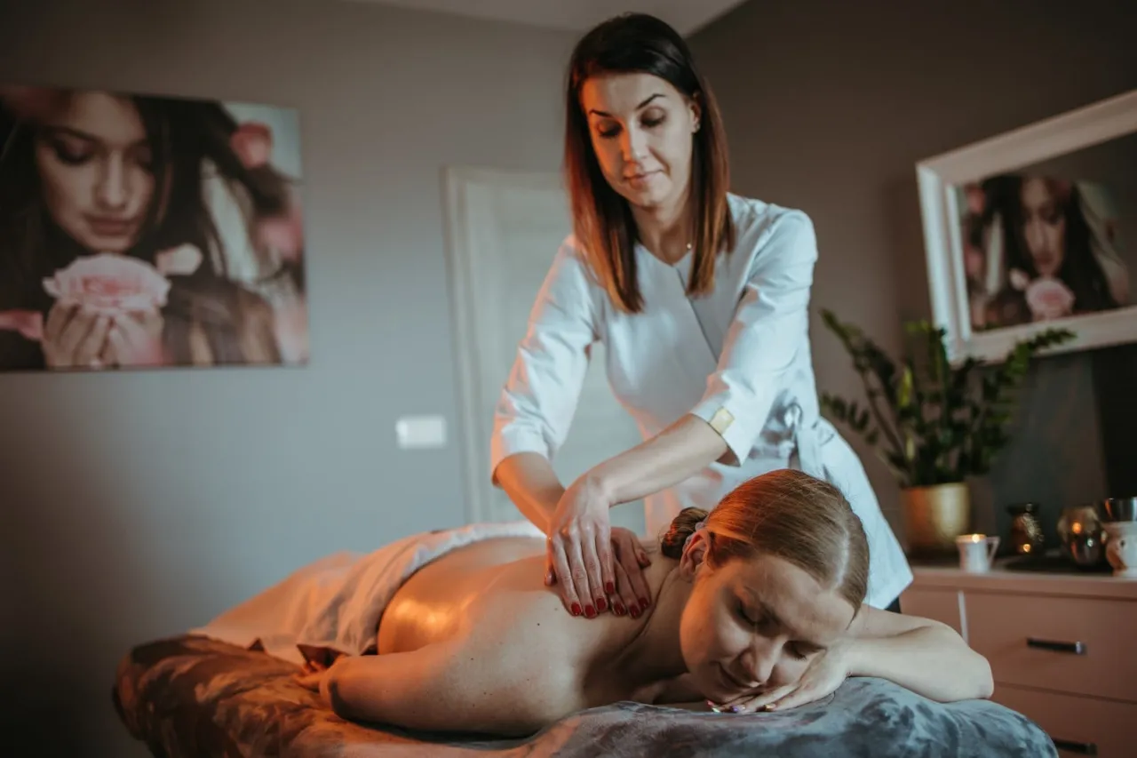 Relaksująca kobieta w SPA w Krakowie