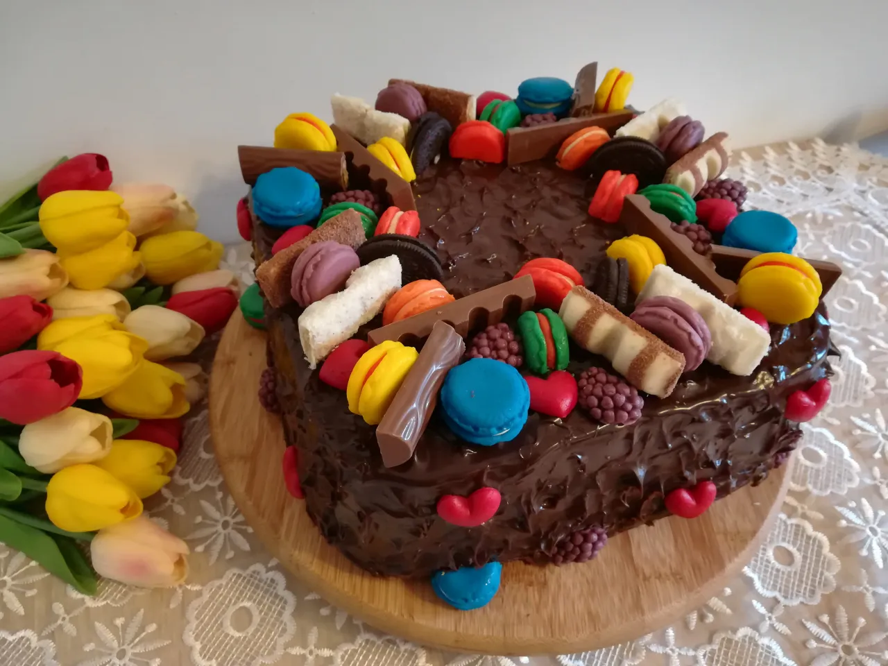 tort czekoladowy udekorowany owocami i słodyczami