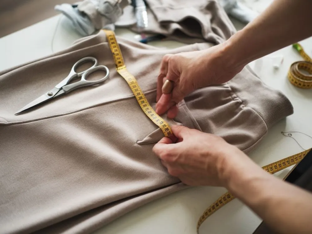 wymiana gumki w pasie spodni dresowych za pomocą agrafki