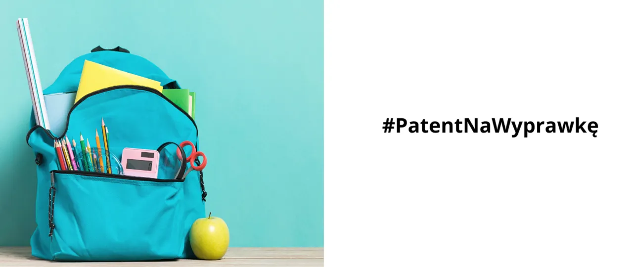 Niebieski plecak wypełniony przyborami szkolnymi: kredki, linijka, nożyczki, kalkulator, książki i jabłko. Zastanawiasz się, ile może ważyć plecak dziecka? #PatentNaWyprawkę