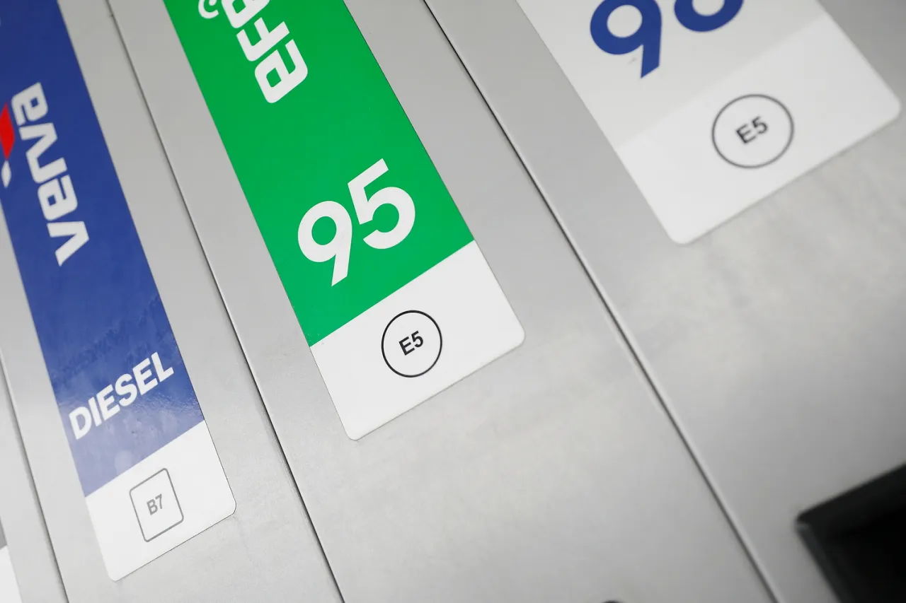 Dla Toyoty Auris Hybrid jakie paliwo? Na dystrybutorze widać oznaczenia 95 E5 i Diesel B7.