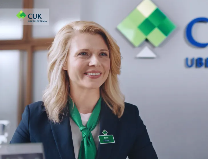 Agent ubezpieczeniowy prezentujący r&oacute;żne polisy