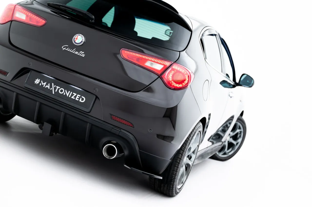 Czarne Alfa Romeo Giulietta z bodykitem Maxton Design, z widocznym dyfuzorem i naklejką #MAXTONIZED.