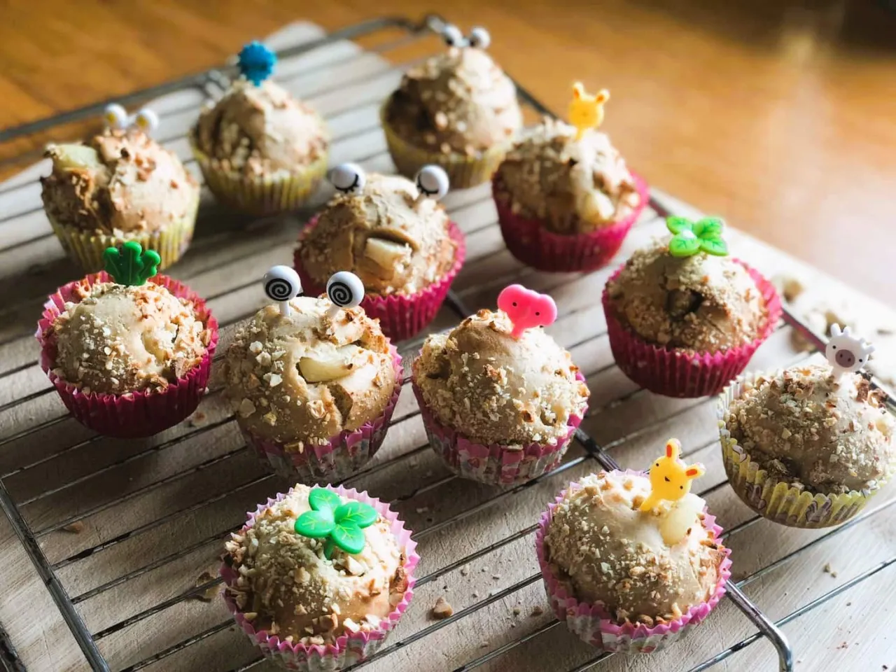 Urocze muffinki z orzechami, ozdobione zabawnymi ludzikami i zwierzątkami. Idealne na zdrowy deser, zgodnie z przepisem na zdrowe muffinki.