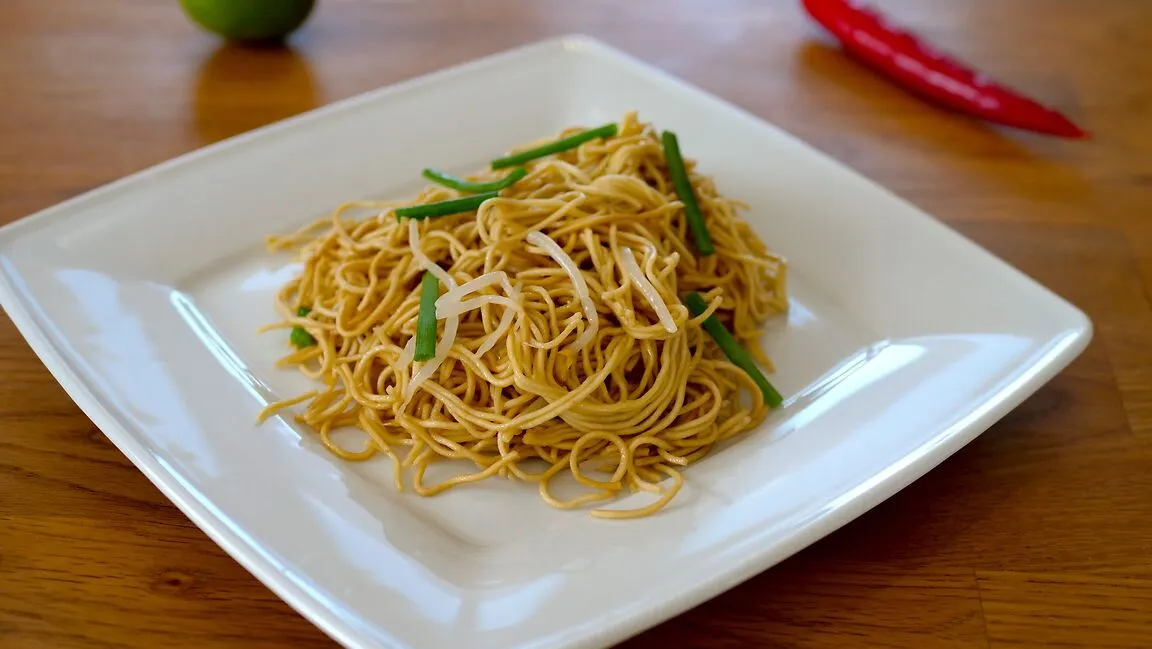 r&oacute;żne rodzaje makaronu chow mein