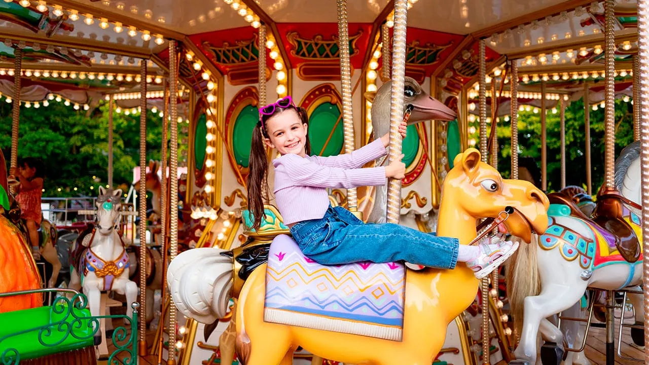 Familien mit kleinen Kindern im Freizeitpark