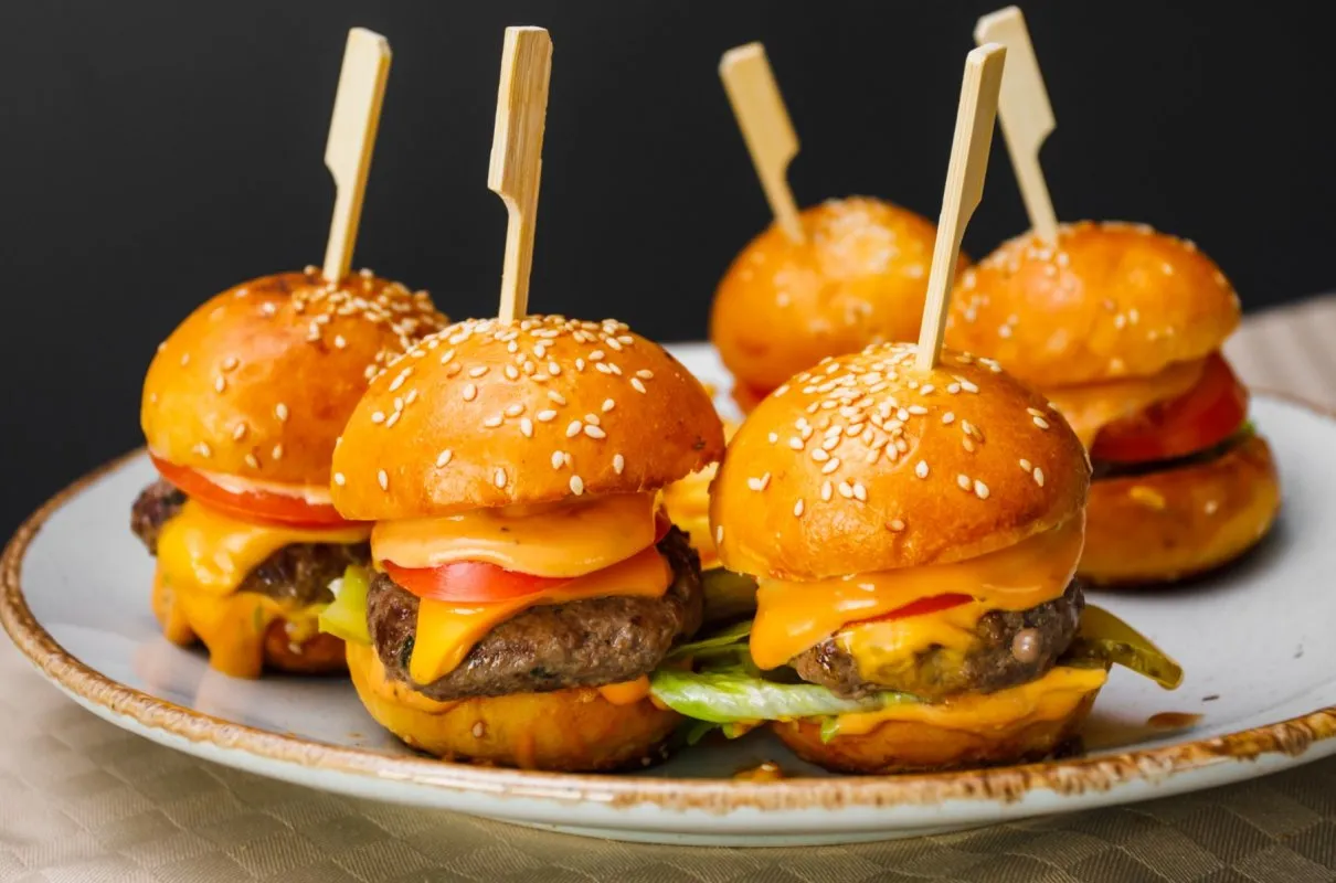 Mini hamburgery na talerzu, z serem i warzywami. Gdzie kupić takie pyszne mini hamburgery bulki?
