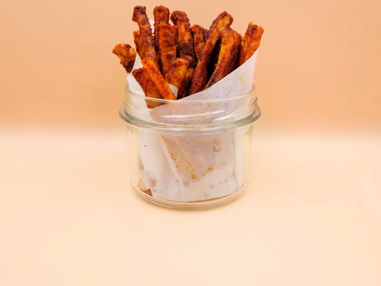 Pikantne frytki z piekarnika w słoiku. Idealne, gdy zastanawiasz się, jak zrobić frytki w piekarniku.