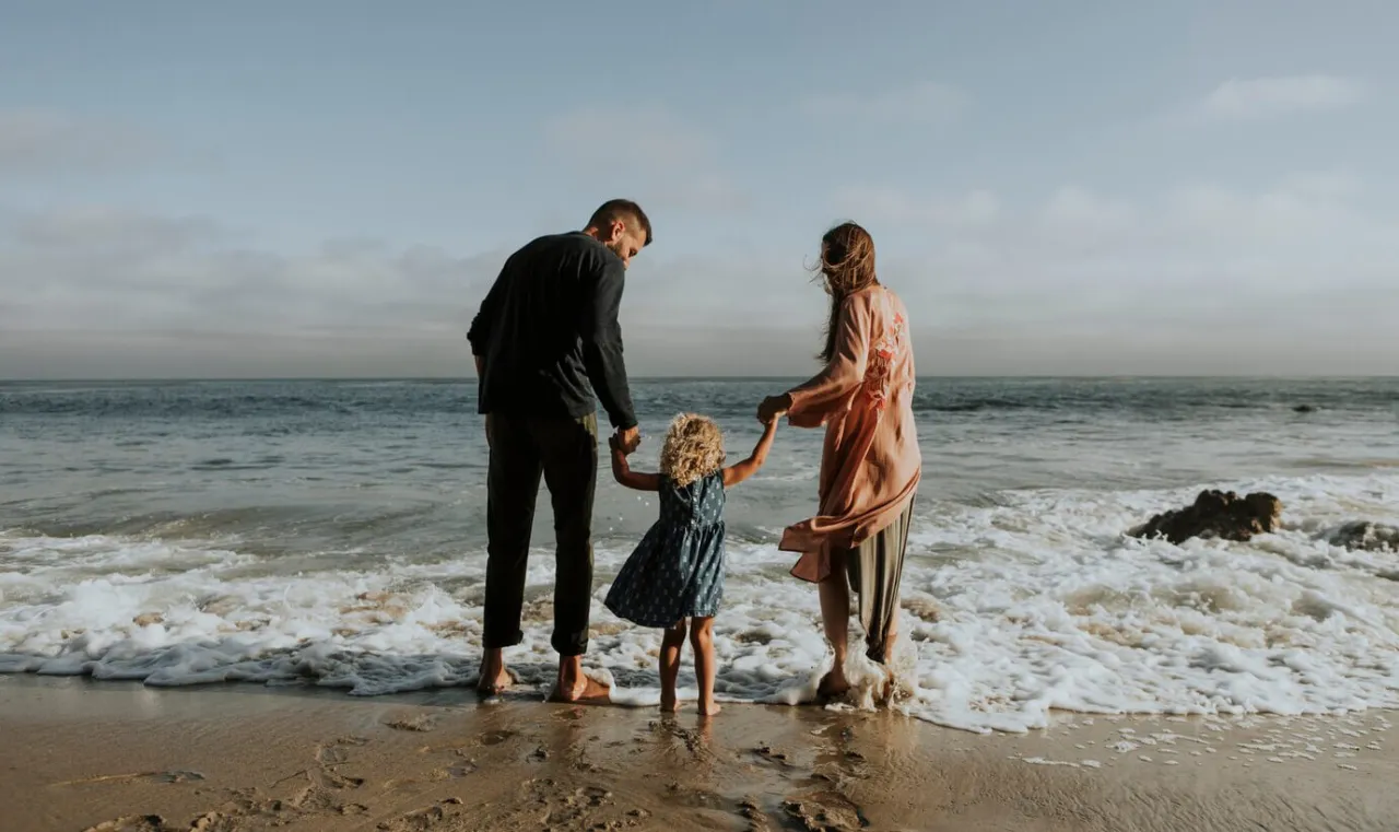 rodzina z dzieckiem na plaży nad Bałtykiem