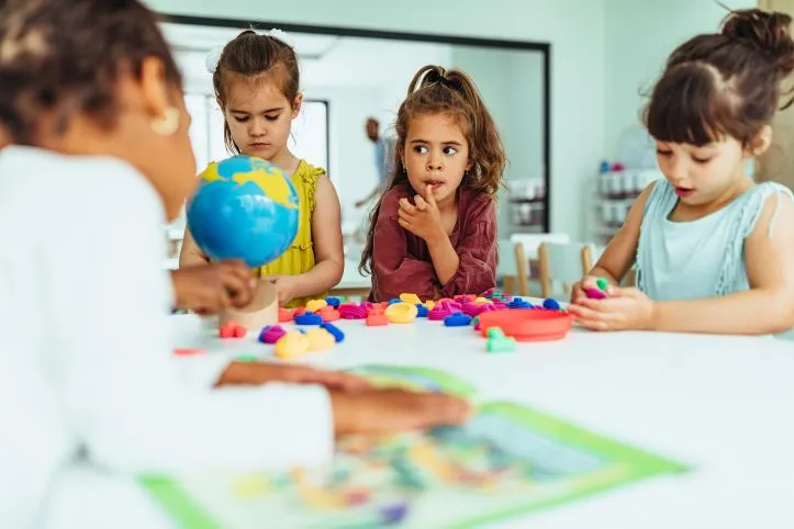 dzieci bawiące się w grupie, zajęcia socjoterapeutyczne