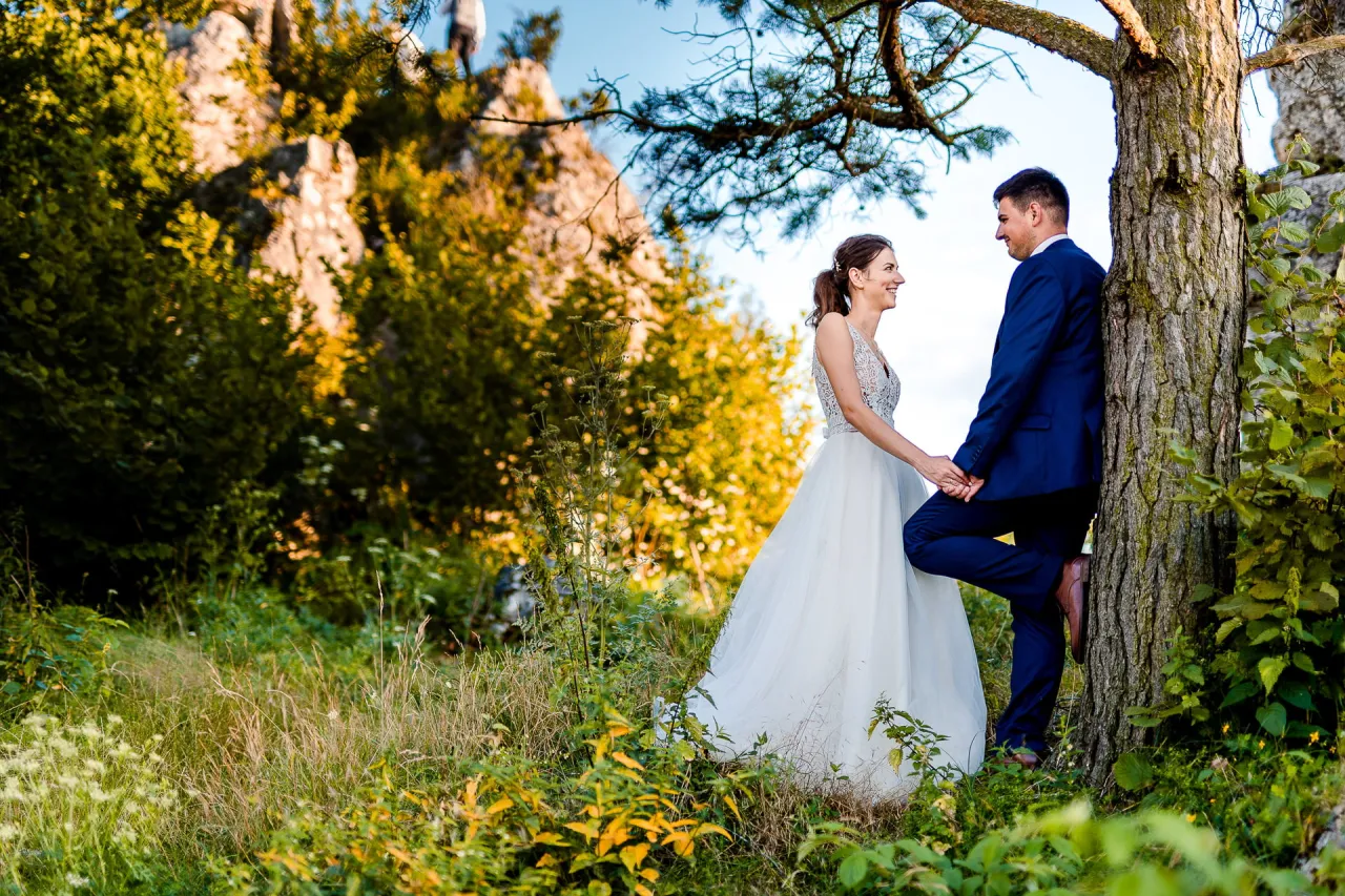 para młoda rozmawiająca z fotografem ślubnym