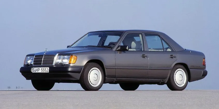 starszy samoch&oacute;d silnik benzynowy