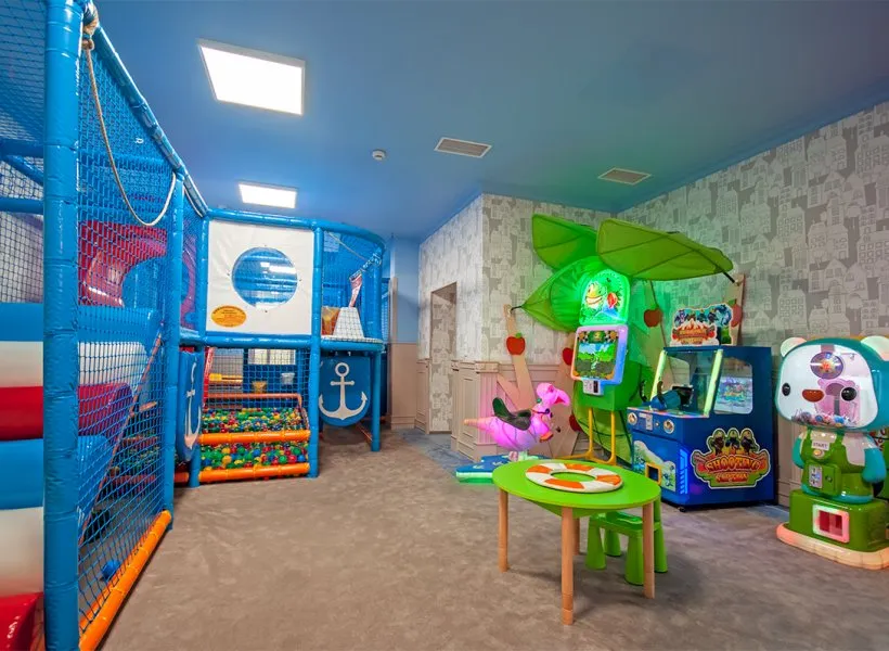 Rodzinny hotel nad morzem z basenem i salą zabaw dla dzieci