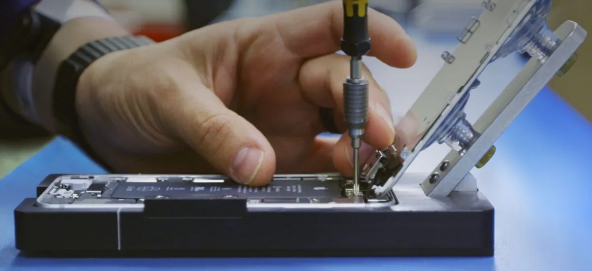 Porównanie serwisu autoryzowanego Apple i niezależnego serwisu GSM