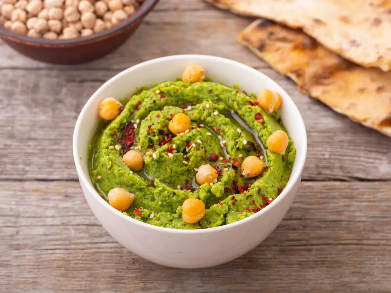 r&oacute;żne rodzaje hummusu i past z ciecierzycy na kanapkach