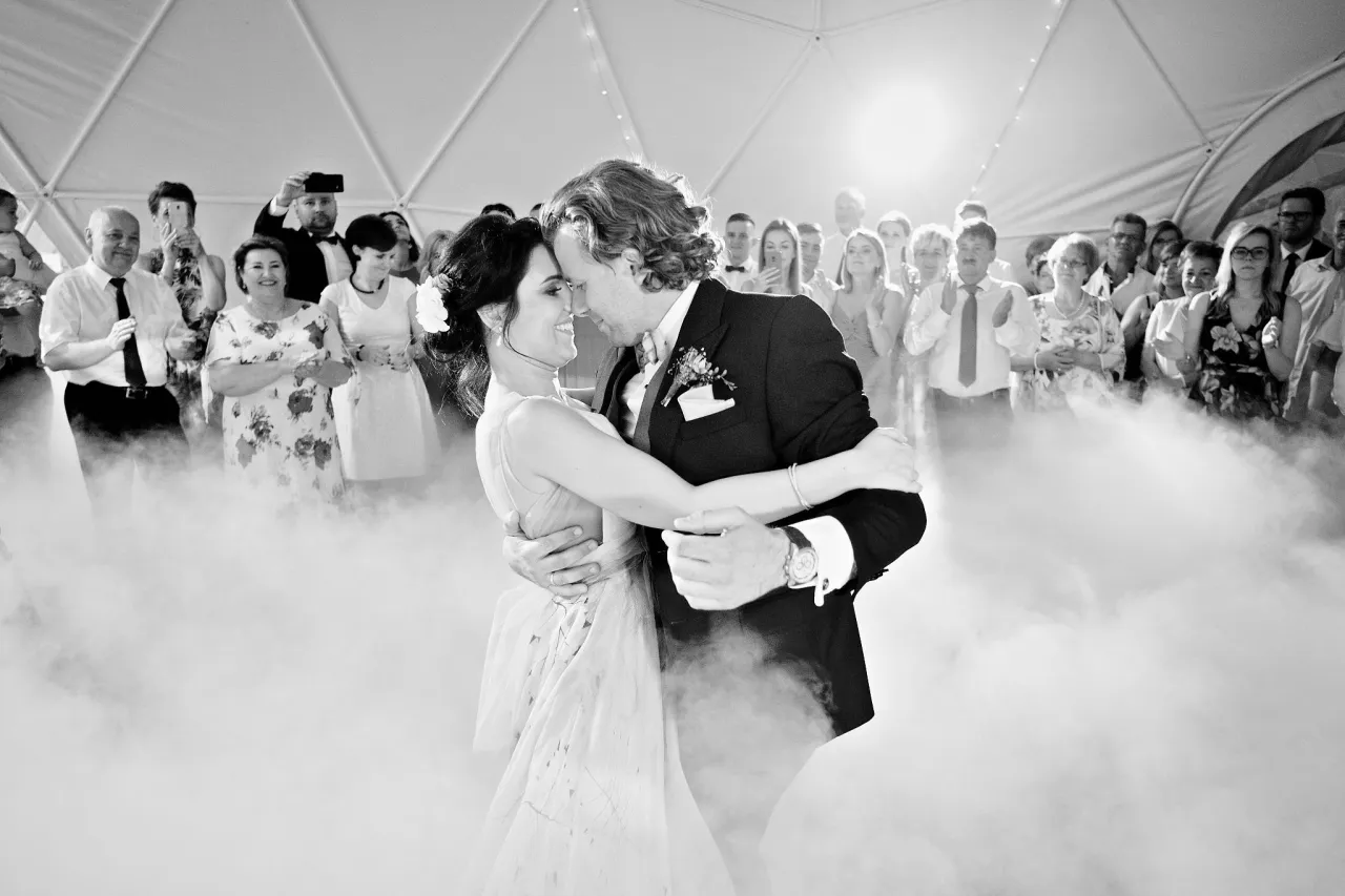 para młoda pierwszy taniec, romantyczne zdjęcie