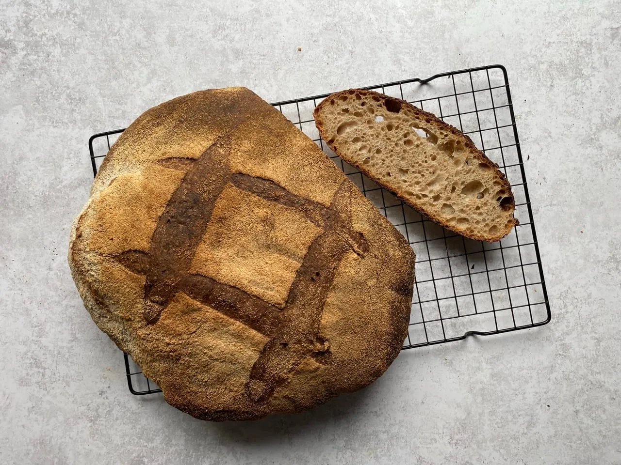 chleb upieczony spód