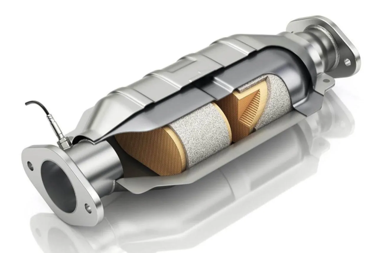 Przekr&oacute;j katalizatora samochodowego. Pokazuje jego wewnętrzną strukturę, wyjaśniając, do czego służy katalizator: oczyszczania spalin.