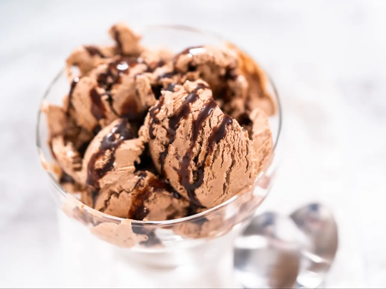 Pyszne lody czekoladowe w pucharku, polane sosem. Idealne na upalne dni, a przepis na nie jest prosty!