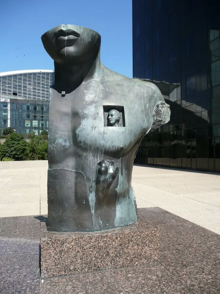 Zdjęcie Igor Mitoraj w La Défense: Odkryj niezwykłe rzeźby i ich historię