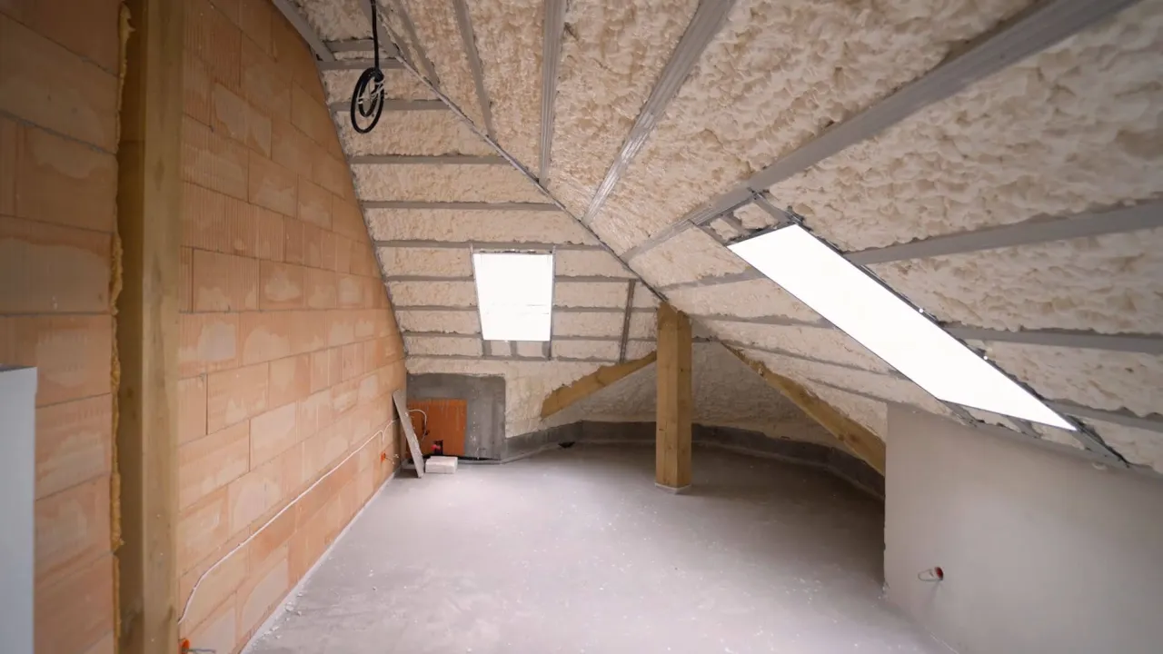 Ocieplone poddasze pianką PUR. Zastanawiasz się, ile kosztuje metr ocieplenia poddasza? Tu widzisz postęp prac.