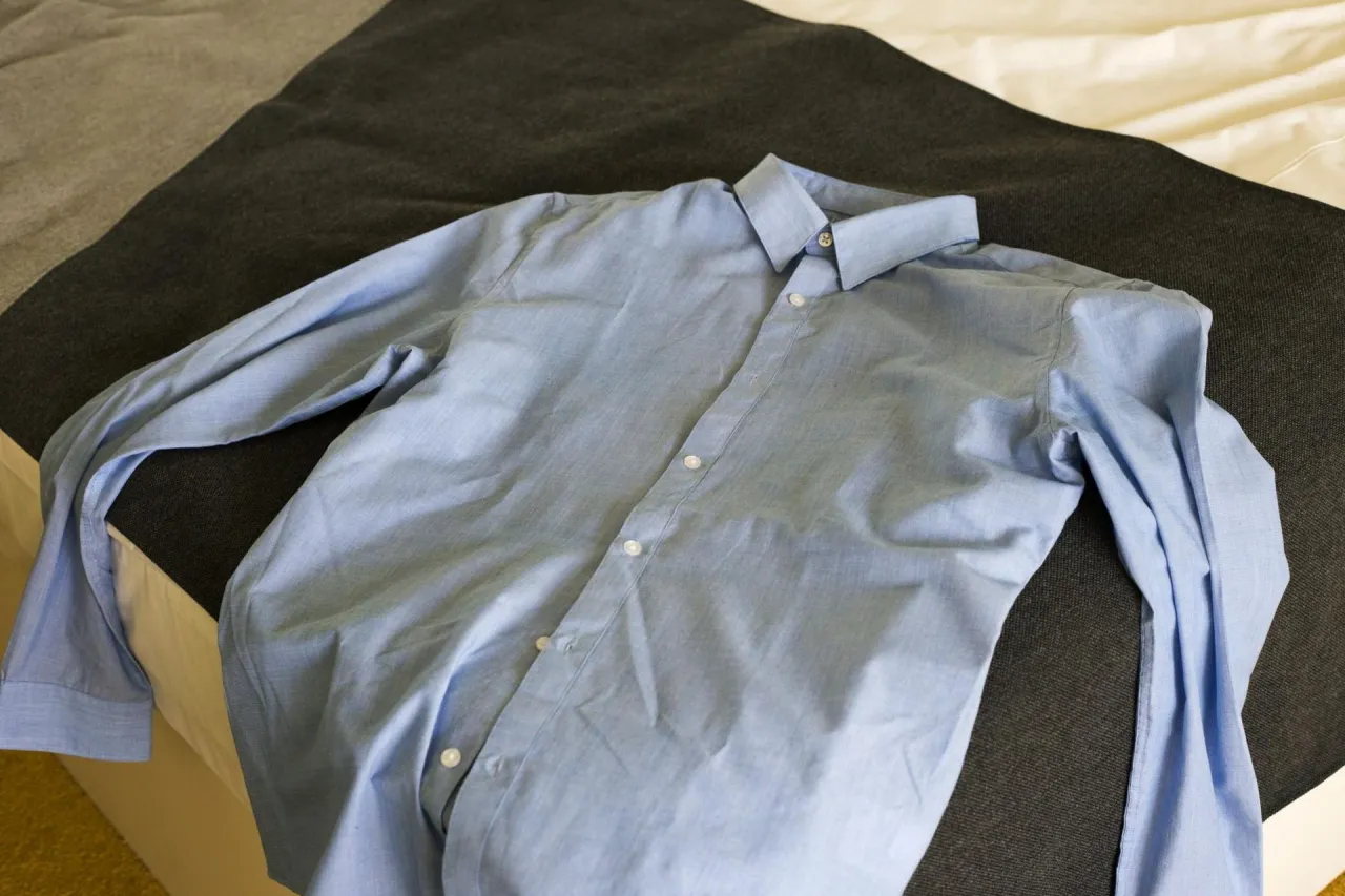 prasowanie koszuli bez żelazka w podr&oacute;ży