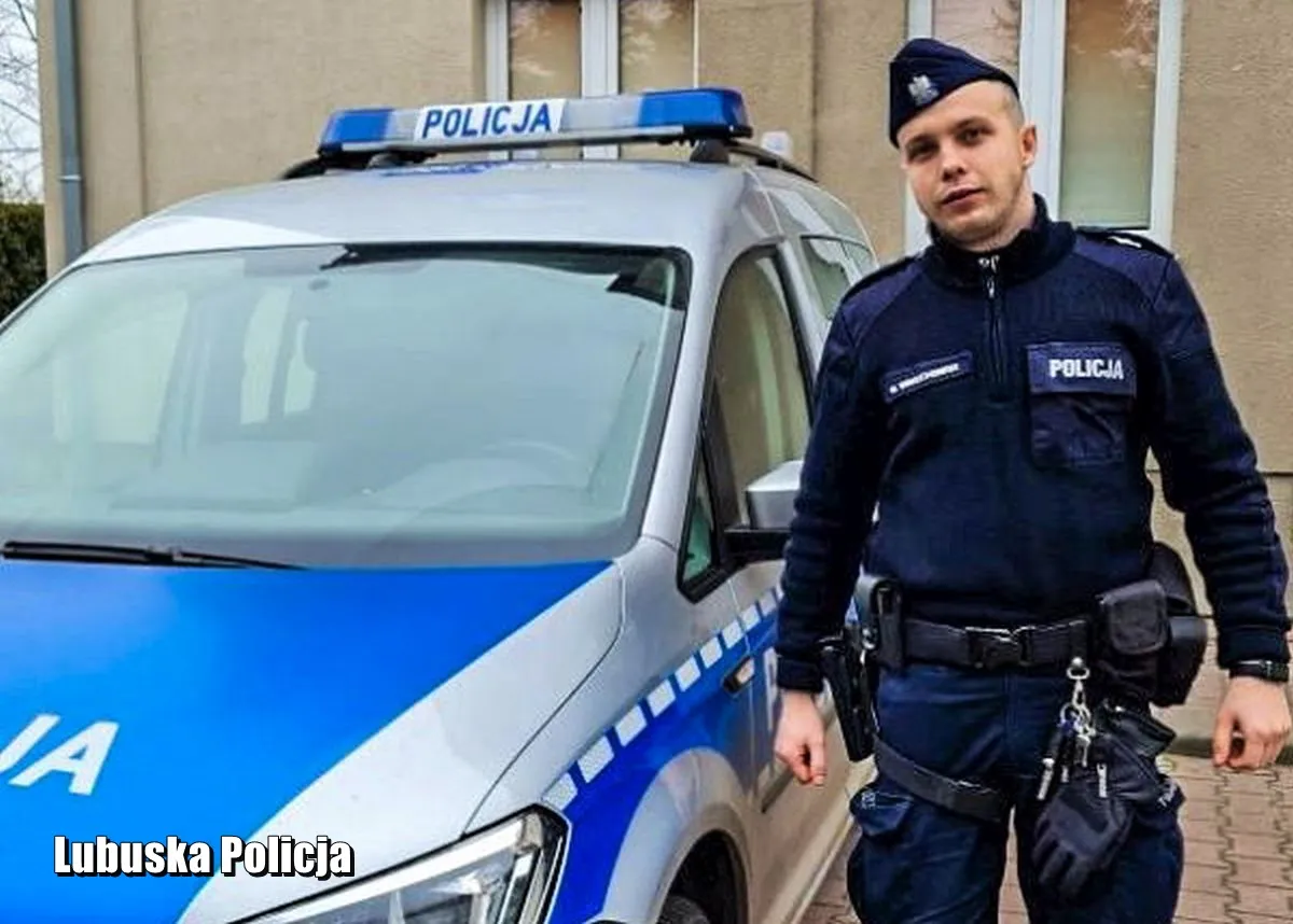 Policjant w mundurze obok radiowozu