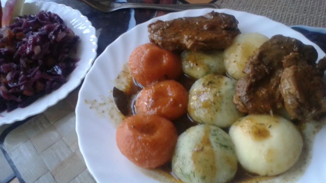 talerz z różnymi rodzajami klusek polskich