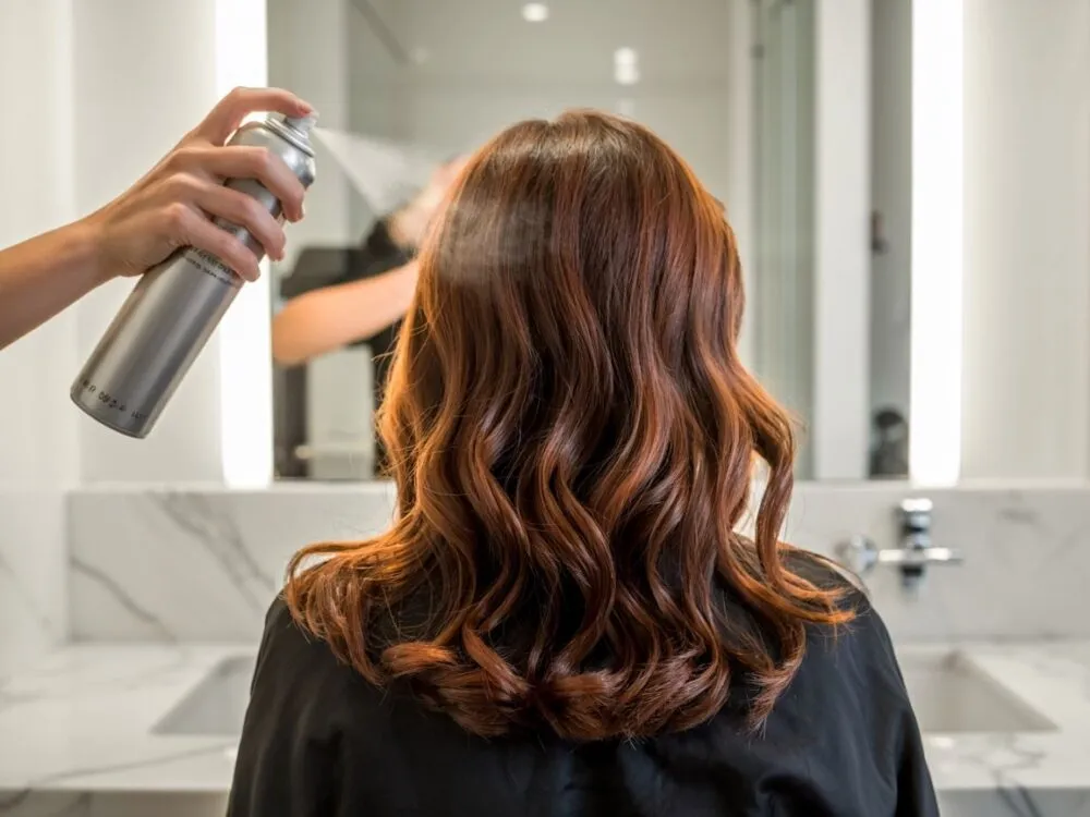 aplikacja lakieru do włosów prawidłowa odległość