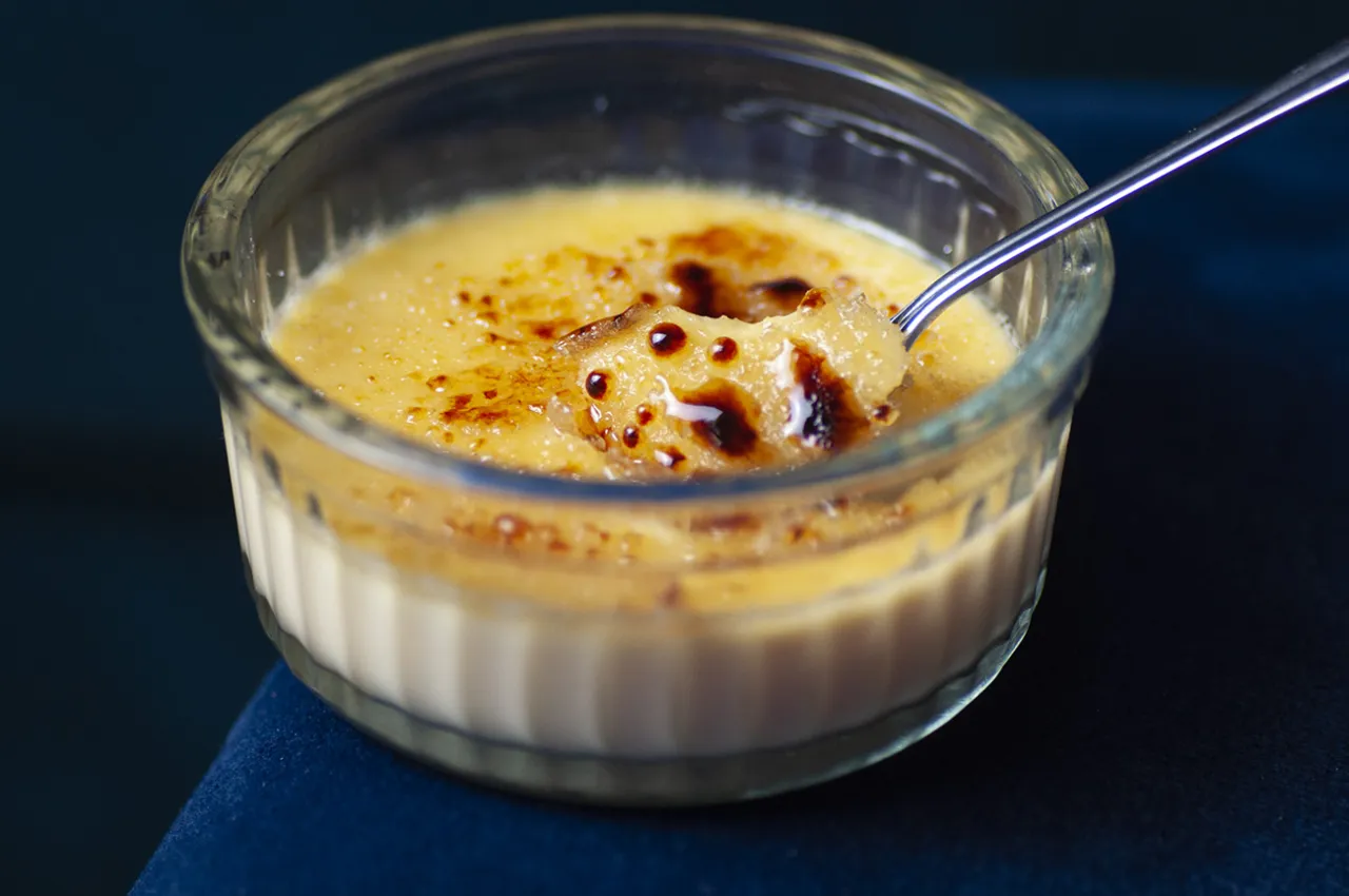 cr&egrave;me br&ucirc;l&eacute;e z chrupiącą skorupką