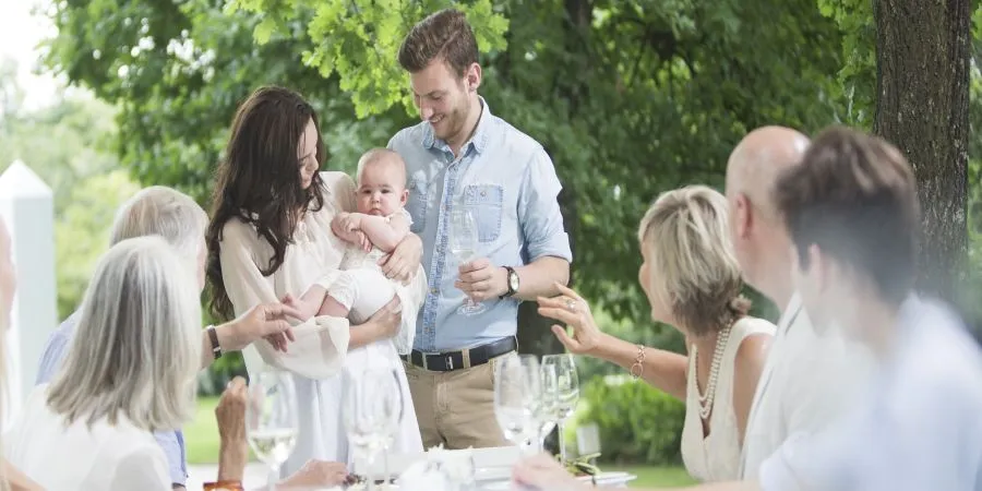 Rodzice chrzestni z dzieckiem podczas chrztu
