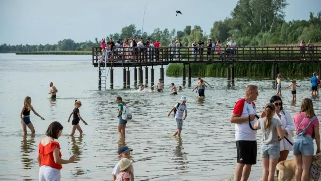 Plaża Jezioro Długie Chrostkowo plac zabaw pomost