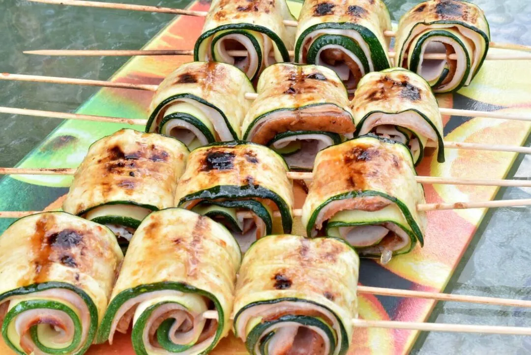 faszerowana cukinia na grillu w folii