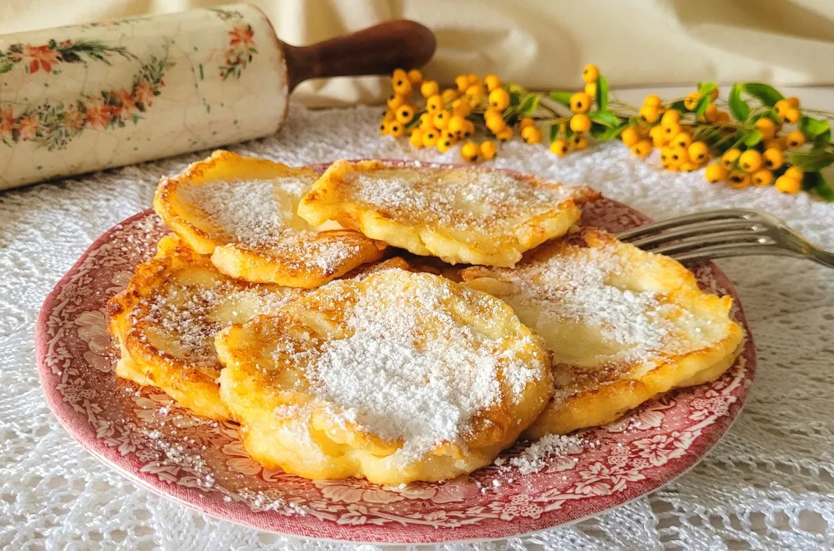 Placuszki z sera z wiaderka, posypane cukrem pudrem. Pyszna alternatywa dla sernika, gdy masz ochotę na coś słodkiego.