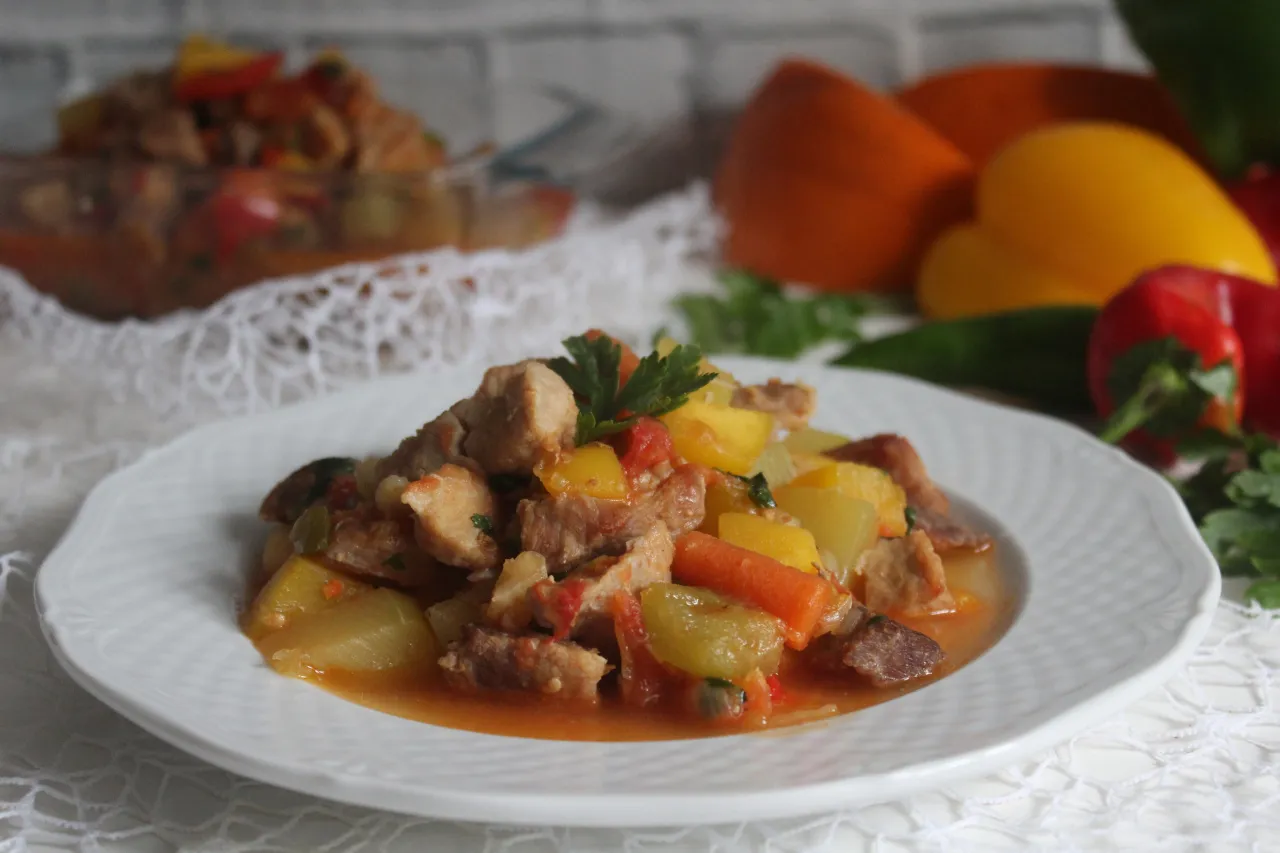 nietypowe warzywa do gulaszu, dynia bataty cukinia gulasz