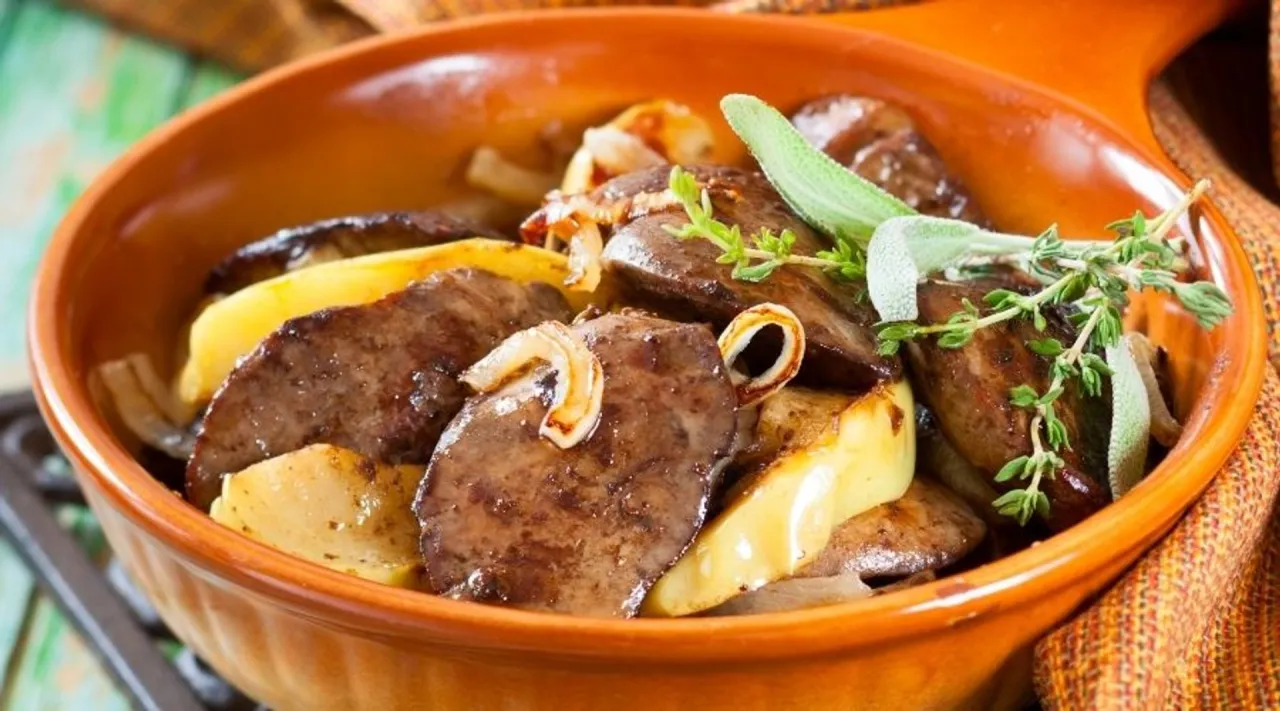 pieczona wątr&oacute;bka z cebulą i jabłkami w naczyniu żaroodpornym