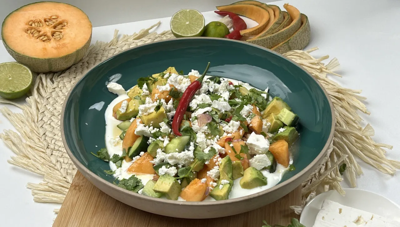 Melonen-Feta-Salat im Zubereitungsprozess