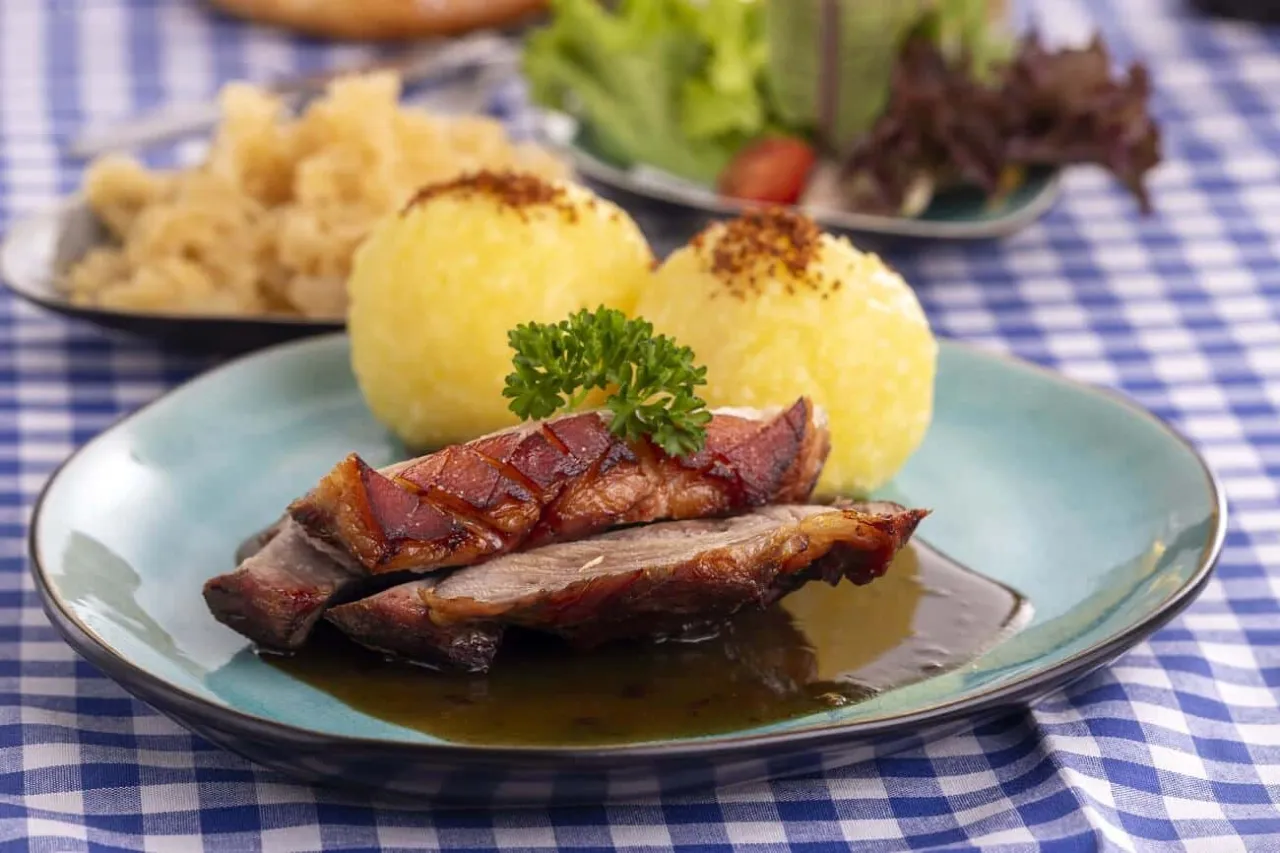 klassischer deutscher Schweinebraten mit Kruste und Klößen