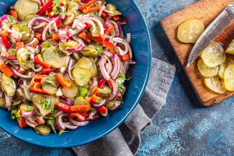 różne dania z ogórkami kiszonymi