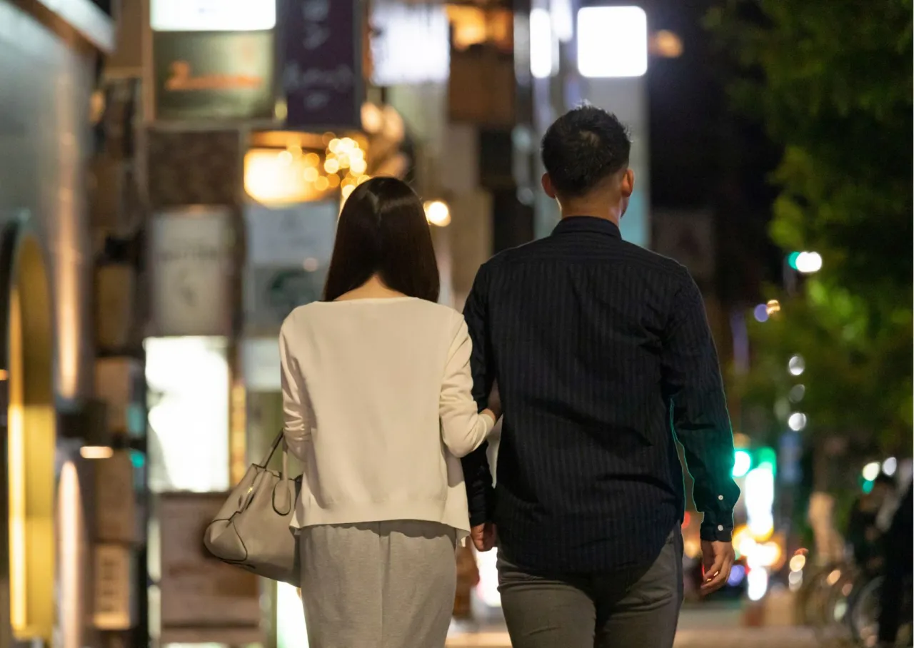 mężczyzna popełniający gafę na randce