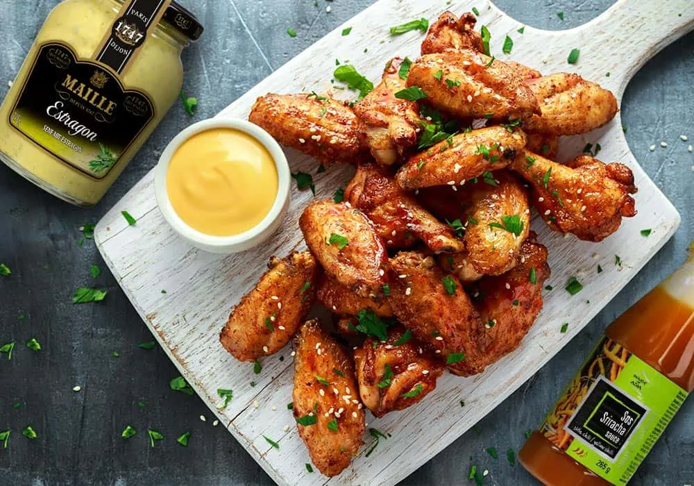 grillowane skrzydełka z różnymi sosami i dodatkami