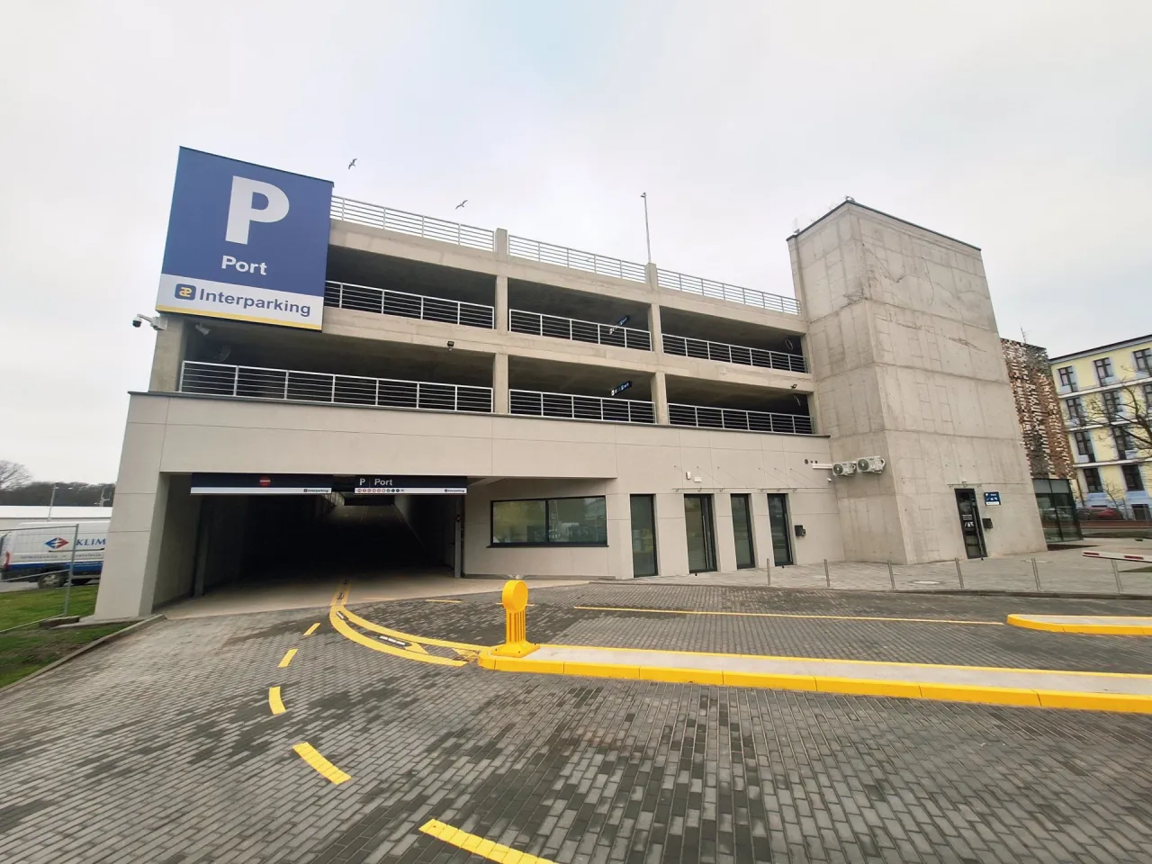 Szukasz miejsca, gdzie zaparkować w Kołobrzegu? Wielopoziomowy parking Interparking przy porcie to idealne rozwiązanie.