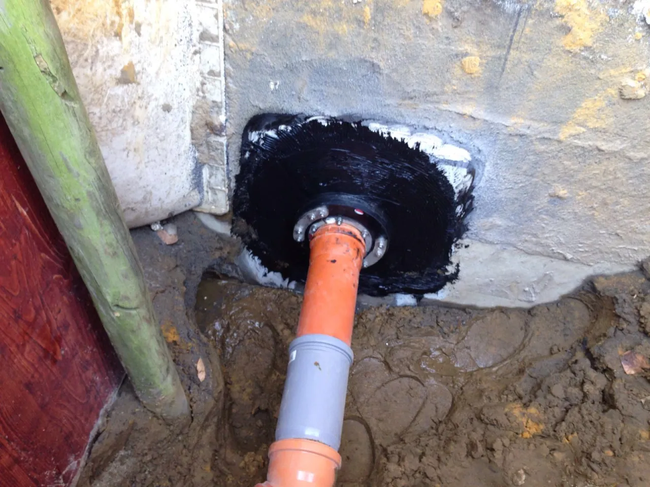 uszczelnienie przejść instalacyjnych fundamenty